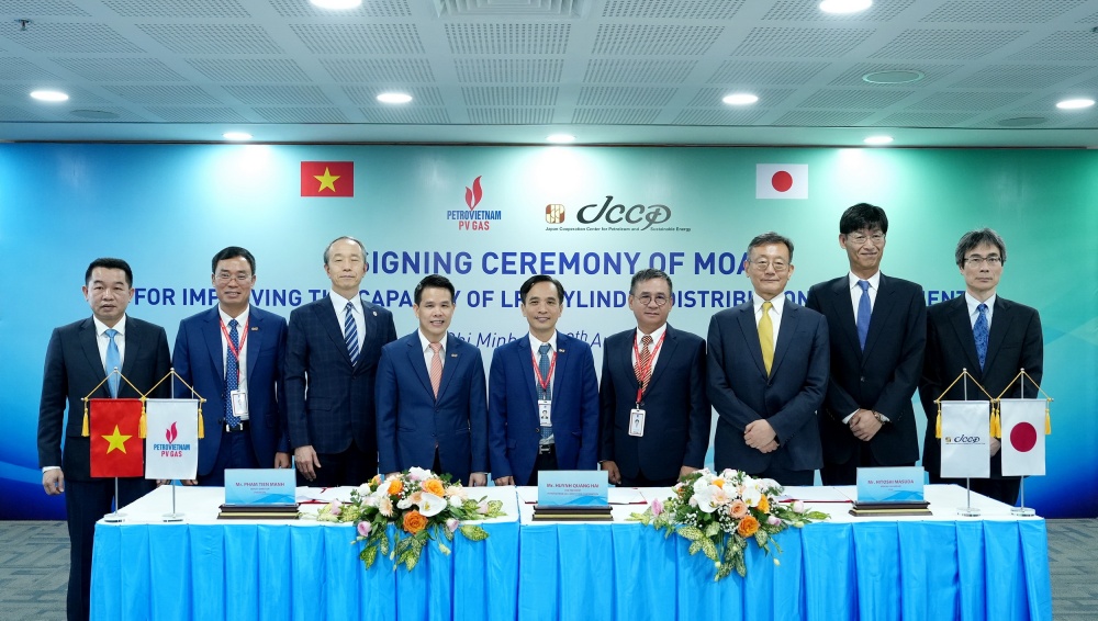 Tổng Lãnh sự Nhật Bản tại Thành phố Hồ Chí Minh và các lãnh đạo cấp cao của PV GAS, PV GAS LPG, JCCP tham dự Lễ ký kết Thỏa thuận hợp tác “Nâng cao năng lực quản lý phân phối vỏ bình LPG bằng mã vạch tại Việt Nam”