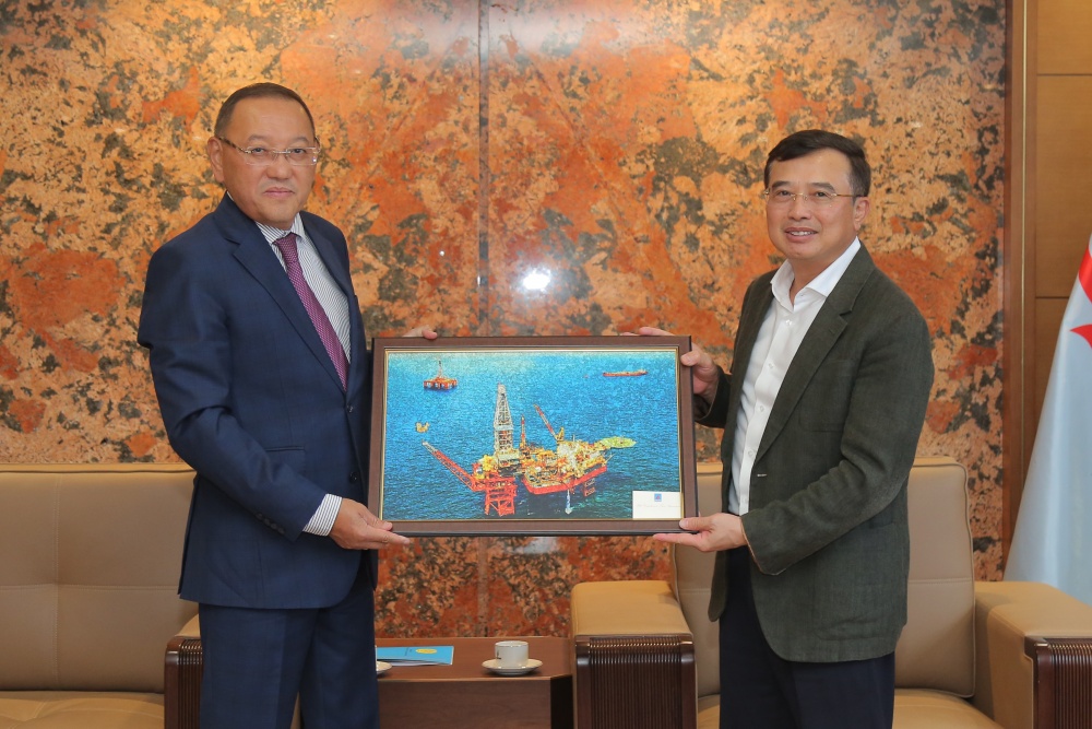 Chủ tịch HĐTV Petrovietnam Hoàng Quốc Vượng tiếp Đại sứ Kazakhstan tại Việt Nam