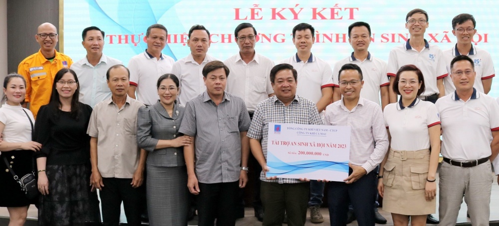 Với gói tài trợ 200 triệu đồng, KCM cam kết hỗ trợ cải tạo các điểm trường khó khăn trên địa bàn huyện Trần Văn Thời