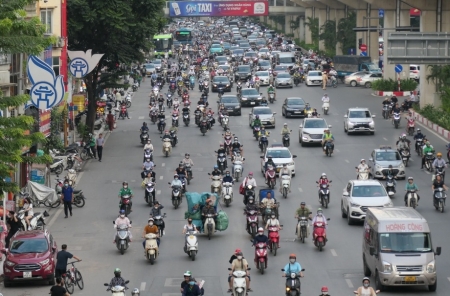 Hà Nội: Dỡ bỏ dải phân cách cứng trên đường Nguyễn Trãi