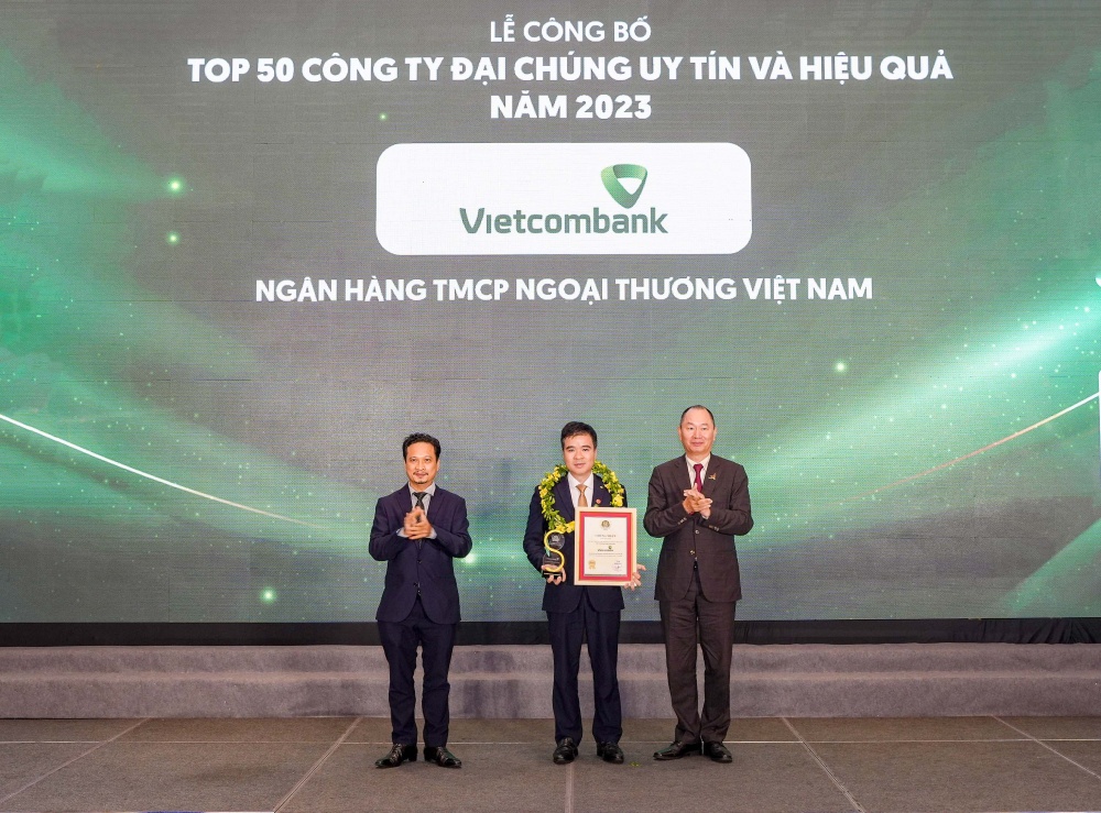 Vietcombank được bình chọn là ngân hàng và công ty đại chúng uy tín và hiệu quả nhất Việt Nam