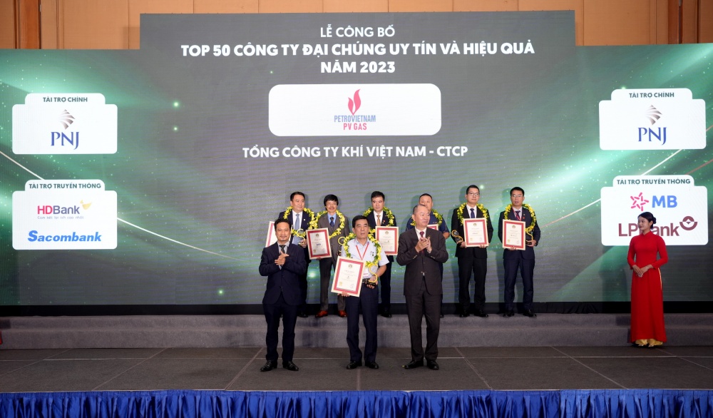 Đại diện PV GAS nhận vinh danh tại Lễ công bố Bảng xếp hạng VIX50 - Top 50 Công ty Đại chúng uy tín và hiệu quả năm 2023