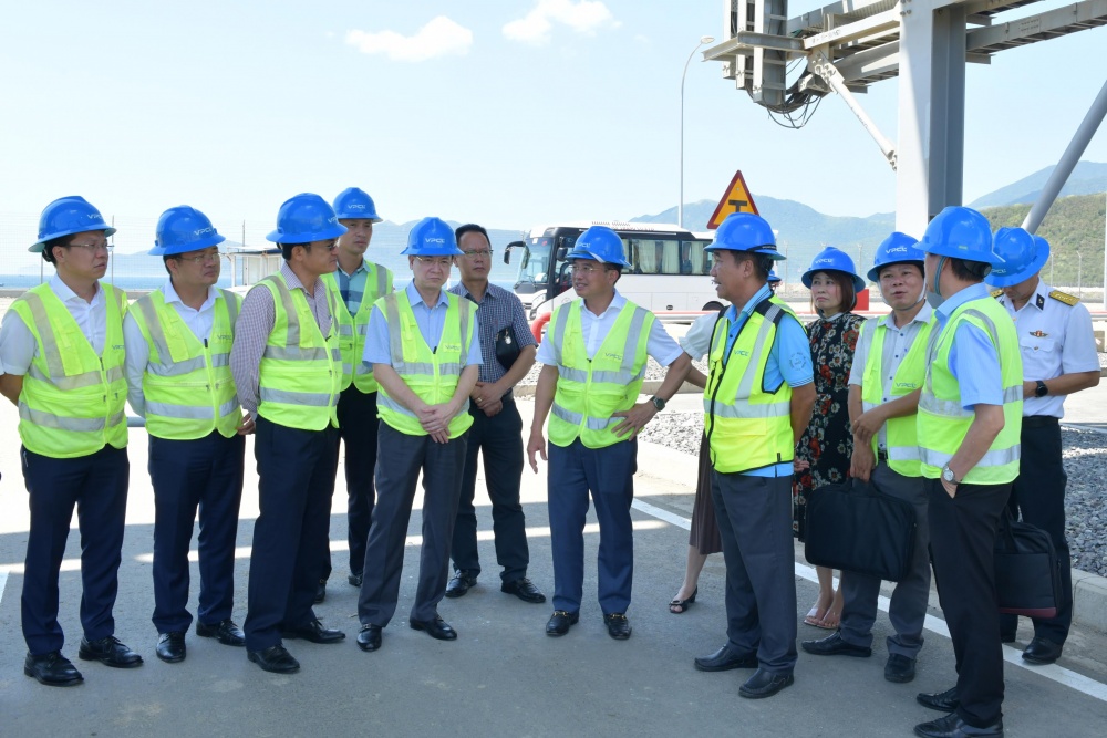 Đoàn công tác khảo sát thực địa tại Nhà máy Nhiệt điện Vân Phong 1.