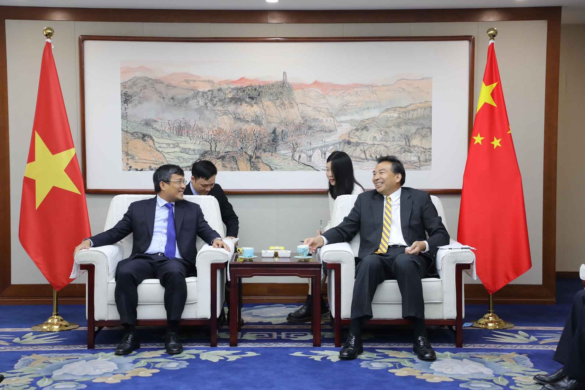 Thứ trưởng Thường trực Bộ Ngoại giao Nguyễn Minh Vũ hội kiến Tổng Cục trưởng Tổng Cục Hợp tác Phát triển Quốc tế Trung Quốc La Chiếu Huy.