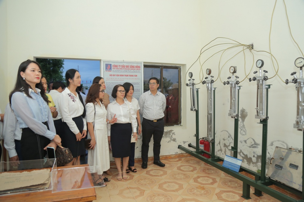 Cán bộ truyền thông Petrovietnam thăm Khu lưu niệm Công trình Dầu khí đầu tiên