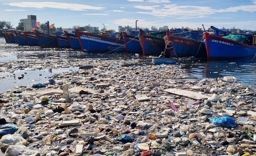 Tàu thuyền mắc cạn giữa "biển" rác thải ở Quảng Ngãi