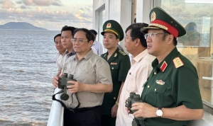 Thủ tướng thị sát tình hình sụt lún, sạt lở tại Đồng bằng sông Cửu Long