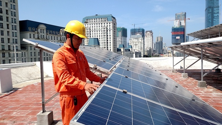 Hà Nội đặt mục tiêu 50% tòa nhà công sở và nhà dân sử dụng điện mặt trời mái nhà
