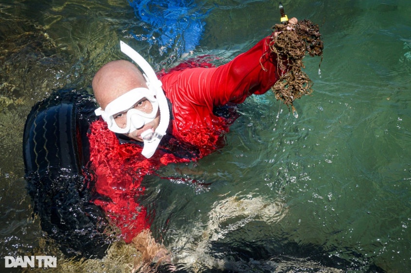 Những thành viên lặn giỏi sẽ có nhiệm vụ cắt dây, lưới ở sâu dưới đáy biển (Ảnh: Hoài Sơn).