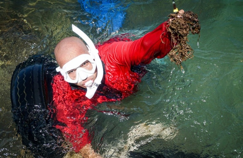 Ngâm mình hàng giờ dưới biển "cởi trói" cho san hô Đà Nẵng