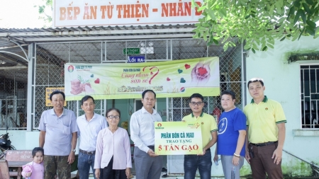 "Bếp ăn yêu thương" của Phân bón Cà Mau tiếp sức cho bệnh nhân nghèo huyện Kế Sách, tỉnh Sóc Trăng