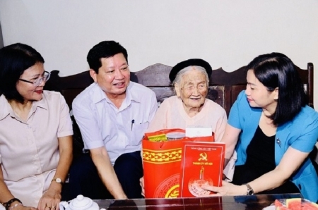 Hà Nội: Hơn 6,4 tỷ đồng tặng quà cho người có công dịp Quốc khánh