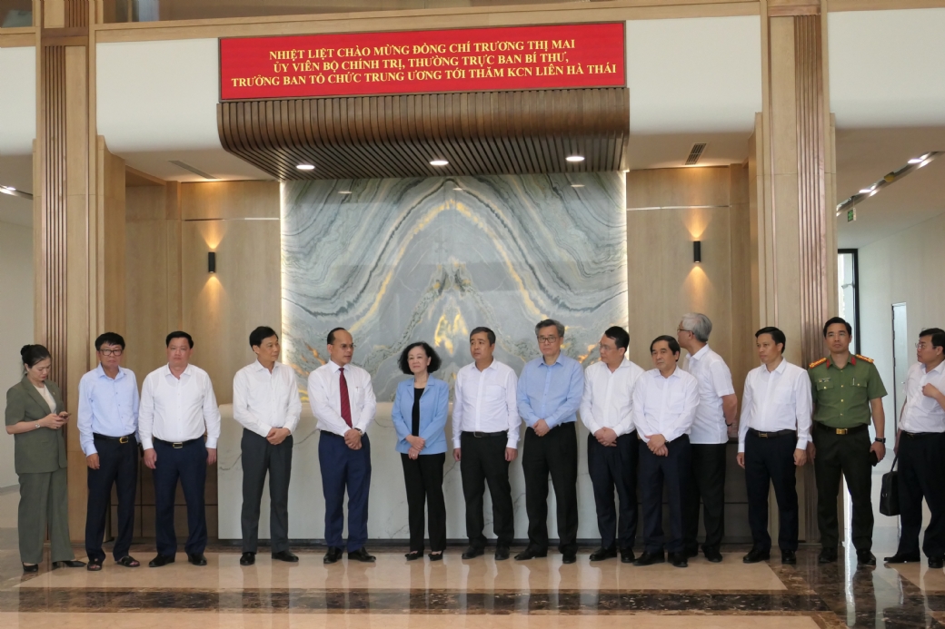 Bà Trương Thị Mai - Thường trực Ban Bí thư tới thăm KCN Liên Hà Thái