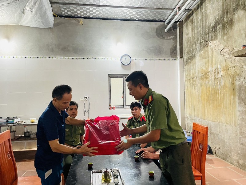 Giáo viên, học viên Trường Đại học Kỹ thuật - Hậu cần CAND thăm hỏi, tặng quà thương bệnh binh nặng tại Bắc Ninh