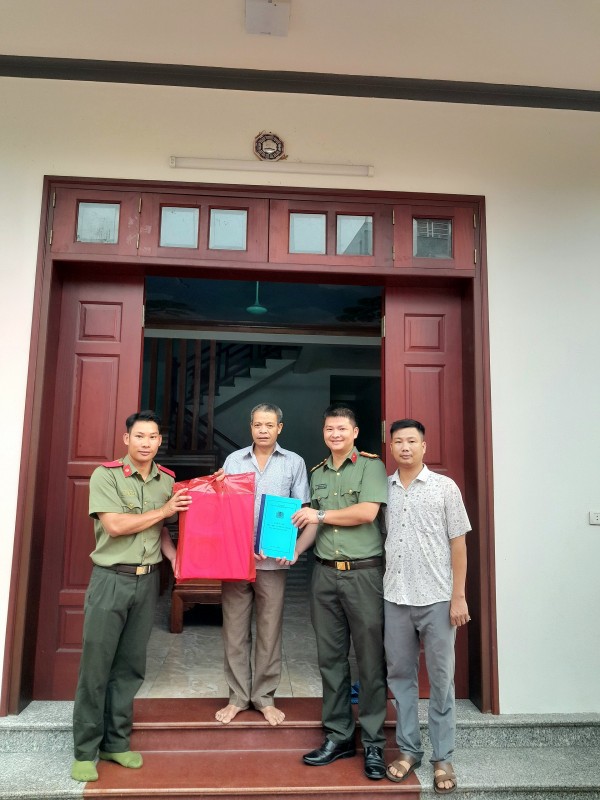 Giáo viên, học viên Trường Đại học Kỹ thuật - Hậu cần CAND thăm hỏi, tặng quà thương bệnh binh nặng tại Bắc Ninh