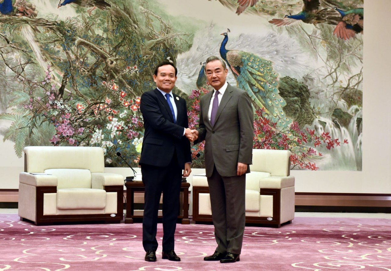 Đồng chí Vương Nghị đón tiếp Phó Thủ tướng Trần Lưu Quang. (Nguồn: TTXVN)