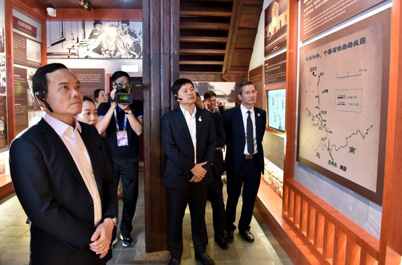 Phó Thủ tướng Chính phủ Trần Lưu Quang tham quan các tư liệu tại Khu di tích Chủ tịch Hồ Chí Minh tại Côn Minh. (Nguồn: TTXVN)