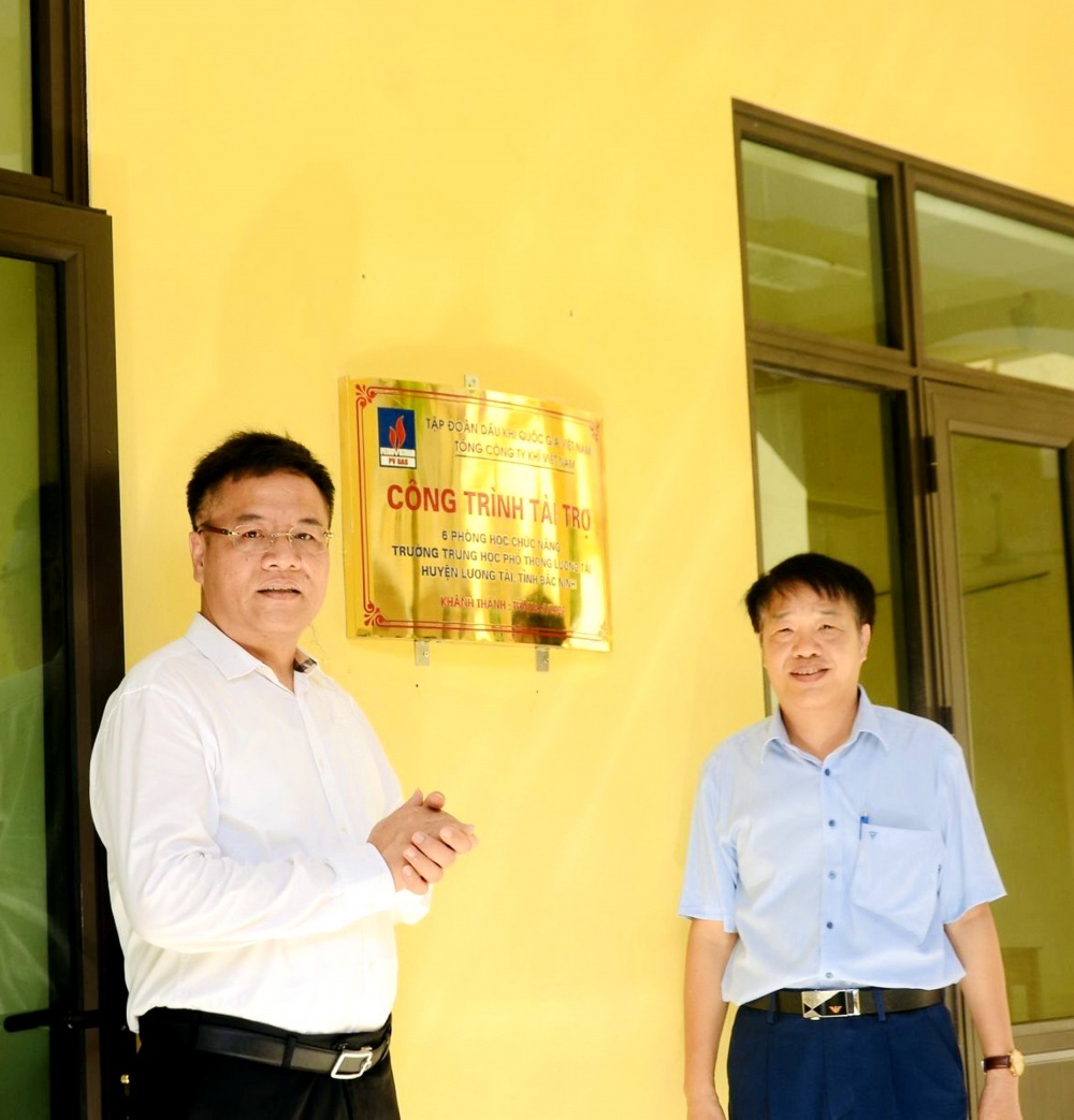 Nghi thức gắn biển công trình do PV GAS tài trợ xây dựng tại Trường THPT Lương Tài
