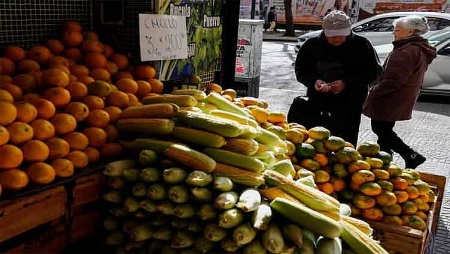 Argentina đóng băng giá dầu thô nhằm kiềm chế lạm phát