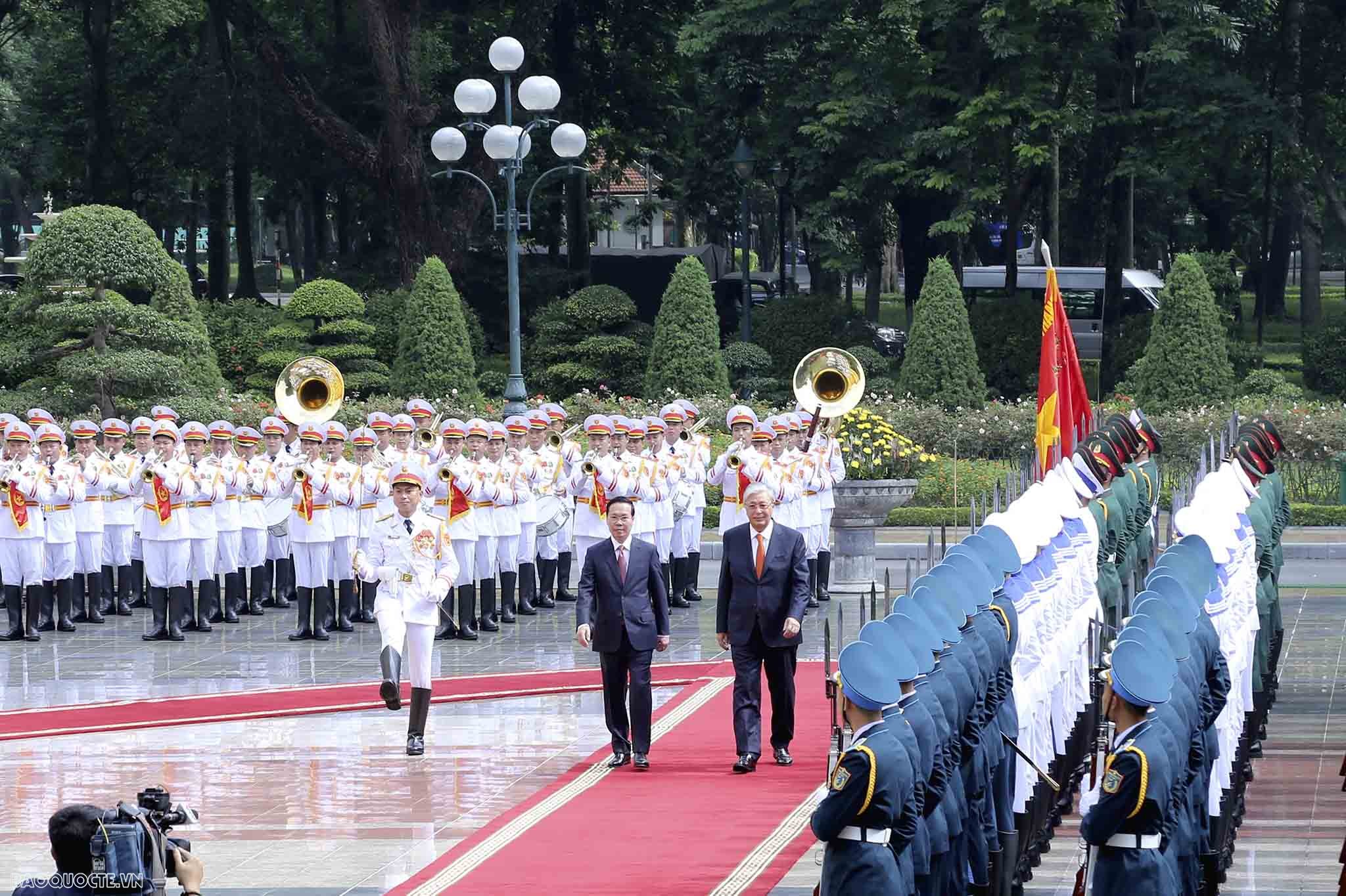 Chủ tịch nước Võ Văn Thưởng và Tổng thống Kazakhstan Kassym-Jomart Tokayev duyệt Đội Danh dự Quân đội Nhân dân Việt Nam.
