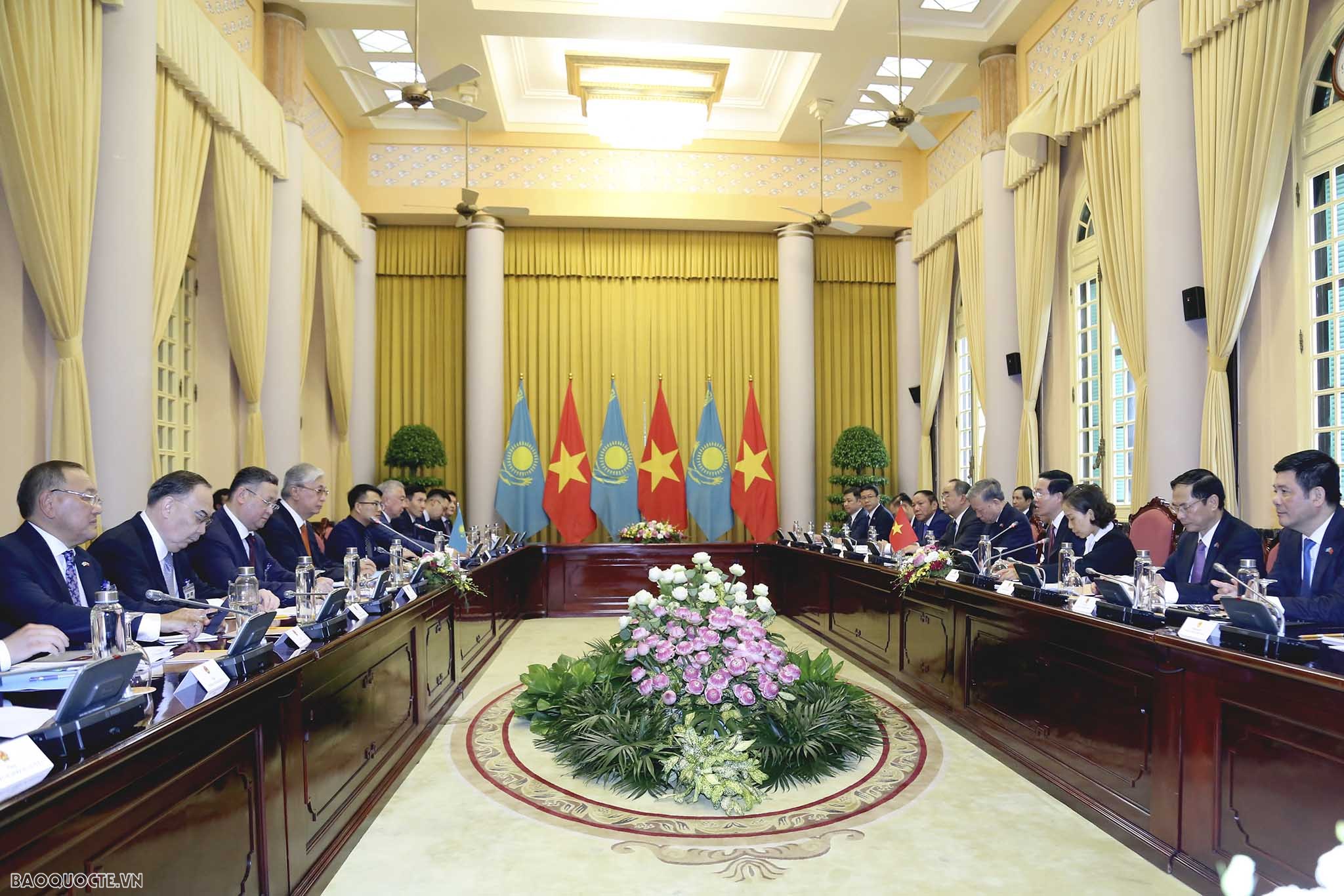 Chủ tịch nước Võ Văn Thưởng và Tổng thống Kazakhstan bước vào cuộc hội đàm cấp cao.