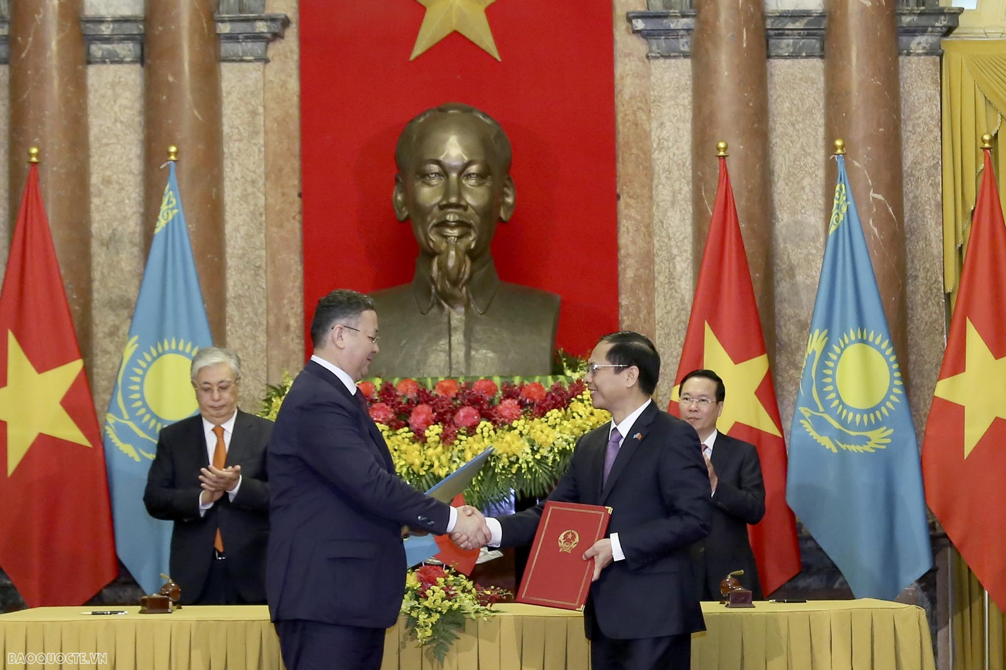 Bộ trưởng Bộ Ngoại giao Bùi Thanh Sơn ký kết hiệp định giữa Việt Nam và Kazakhstan về miễn thị thực cho người mang hộ chiếu phổ thông.