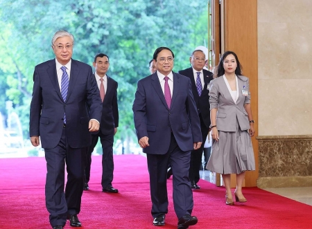 Thủ tướng Phạm Minh Chính tiếp Tổng thống Kazakhstan