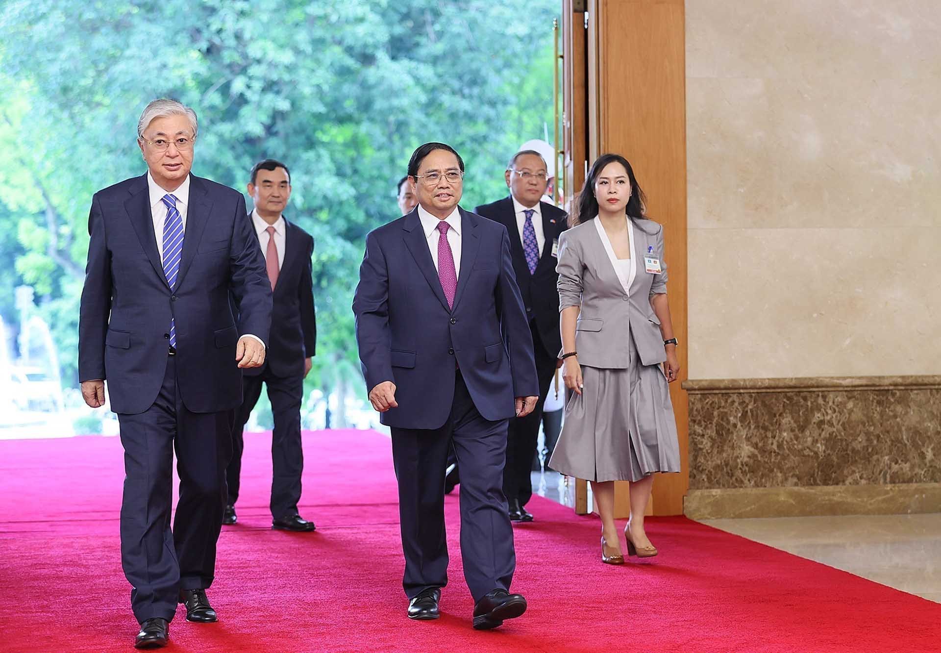 Thủ tướng Phạm Minh Chính đón Tổng thống Kazakhstan Kassym-Jomart Tokayev. (Nguồn: TTXVN)