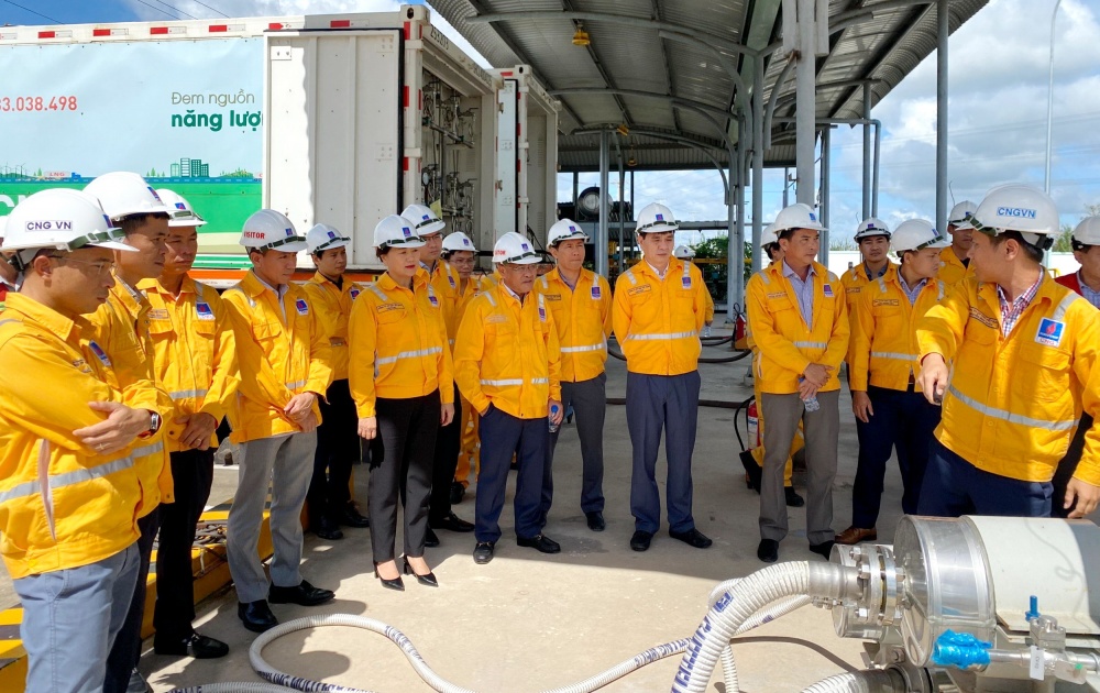 Hội đồng quản trị CNG Việt Nam kiểm tra tính sẵn sàng chạy thử, tiếp nhận và phân phối LNG bằng xe bồn tại Trạm tái hóa khí LNG