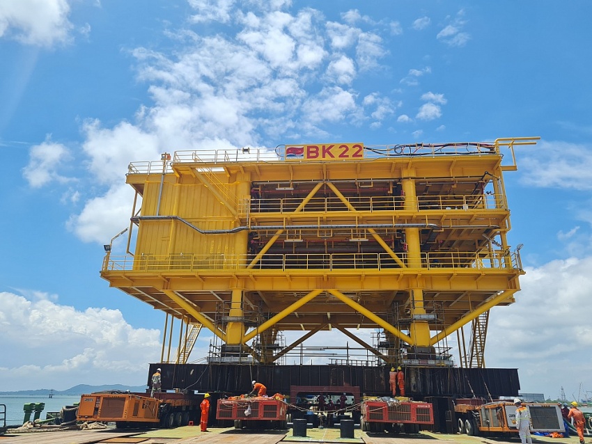 Gắn biển Chế tạo trên bờ Khối thượng tầng và Cầu dẫn giàn BK-22, mỏ Bạch Hổ Gắn biển công trình thi đua