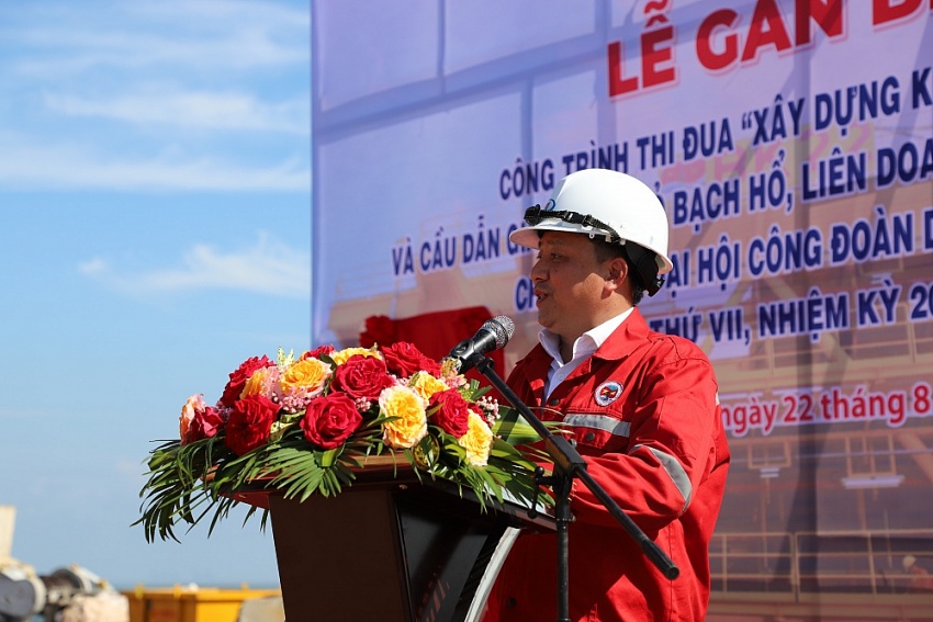 Gắn biển Chế tạo trên bờ Khối thượng tầng và Cầu dẫn giàn BK-22, mỏ Bạch Hổ Gắn biển công trình thi đua