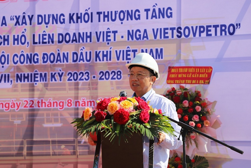Gắn biển Chế tạo trên bờ Khối thượng tầng và Cầu dẫn giàn BK-22, mỏ Bạch Hổ Gắn biển công trình thi đua