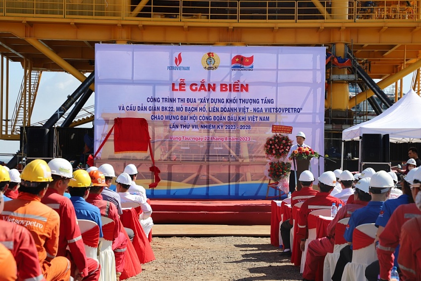 Gắn biển Chế tạo trên bờ Khối thượng tầng và Cầu dẫn giàn BK-22, mỏ Bạch Hổ Gắn biển công trình thi đua