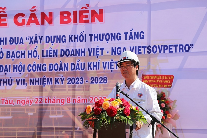 Gắn biển Chế tạo trên bờ Khối thượng tầng và Cầu dẫn giàn BK-22, mỏ Bạch Hổ Gắn biển công trình thi đua