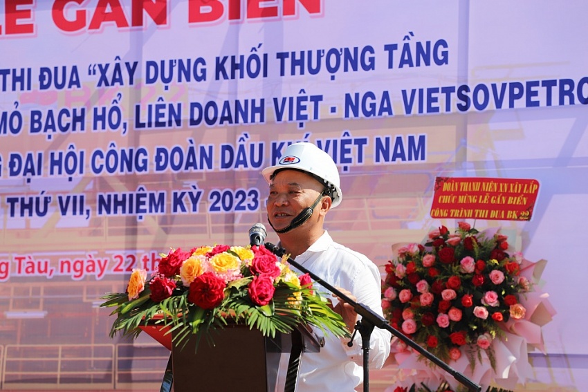 Gắn biển Chế tạo trên bờ Khối thượng tầng và Cầu dẫn giàn BK-22, mỏ Bạch Hổ Gắn biển công trình thi đua