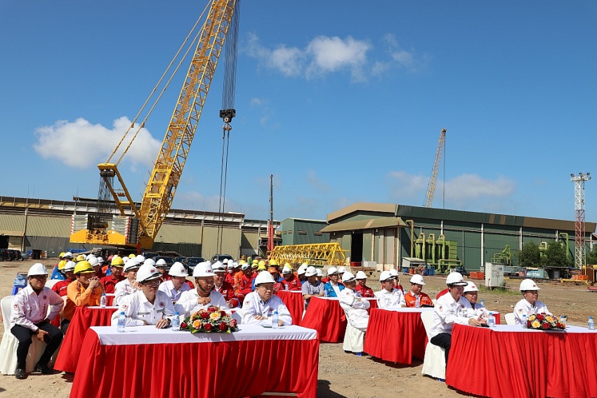 Gắn biển Chế tạo trên bờ Khối thượng tầng và Cầu dẫn giàn BK-22, mỏ Bạch Hổ Gắn biển công trình thi đua