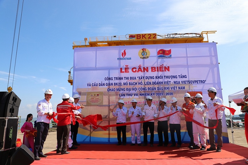 Gắn biển Chế tạo trên bờ Khối thượng tầng và Cầu dẫn giàn BK-22, mỏ Bạch Hổ Gắn biển công trình thi đua