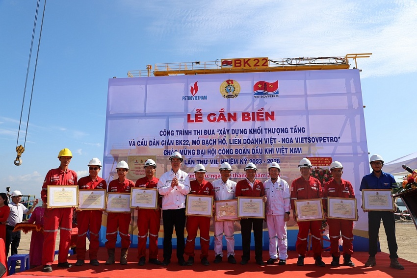 Gắn biển Chế tạo trên bờ Khối thượng tầng và Cầu dẫn giàn BK-22, mỏ Bạch Hổ Gắn biển công trình thi đua