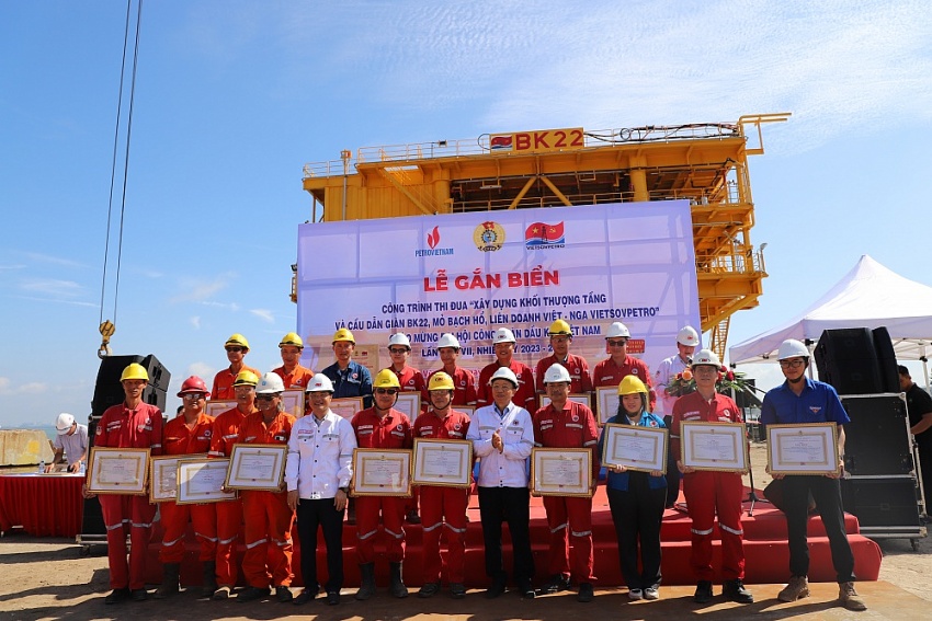 Gắn biển Chế tạo trên bờ Khối thượng tầng và Cầu dẫn giàn BK-22, mỏ Bạch Hổ Gắn biển công trình thi đua