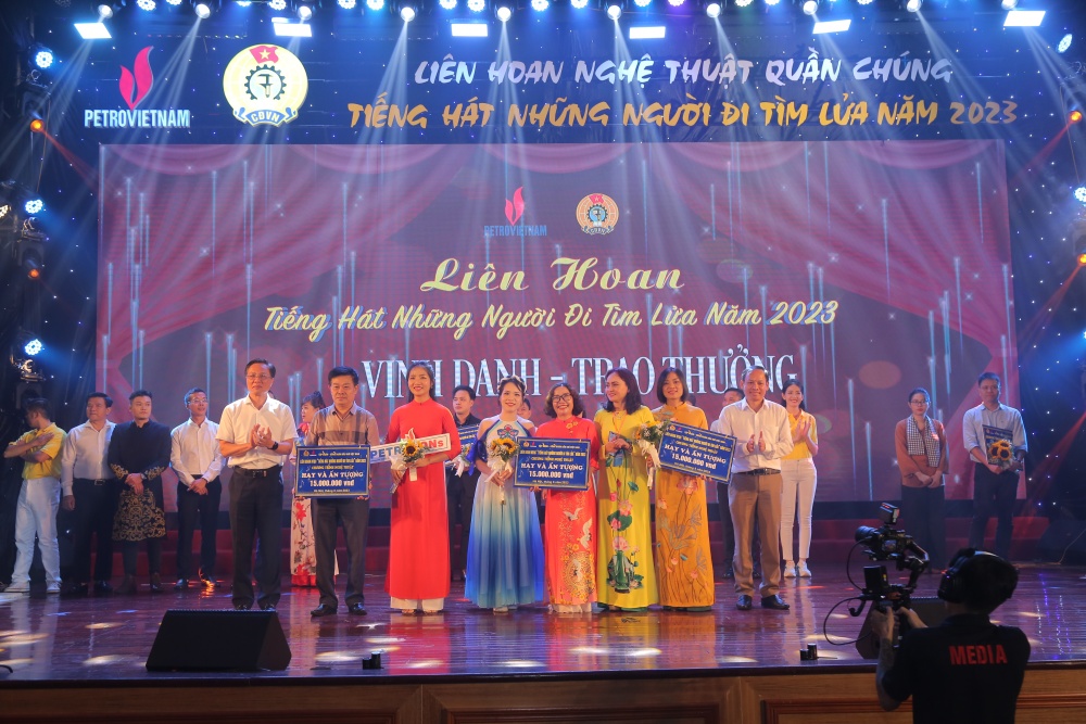25 tiết mục đặc sắc tham gia Liên hoan “Tiếng hát những người đi tìm lửa” năm 2023 khu vực phía Bắc 25 tiết mục đặc sắc tham gia Liên hoan “Tiếng hát những người đi tìm lửa” năm 2023 khu vực phía Bắc
