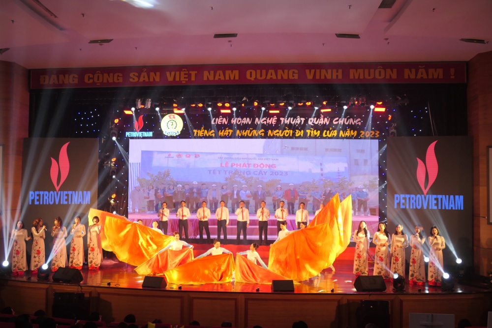 Tập thể CBCNV, người lao động thuộc Cơ quan Tập đoàn trình diễn tại Liên hoan nghệ thuật Tập thể CBCNV, người lao động thuộc Cơ quan Tập đoàn trình diễn tại Liên hoan nghệ thuật