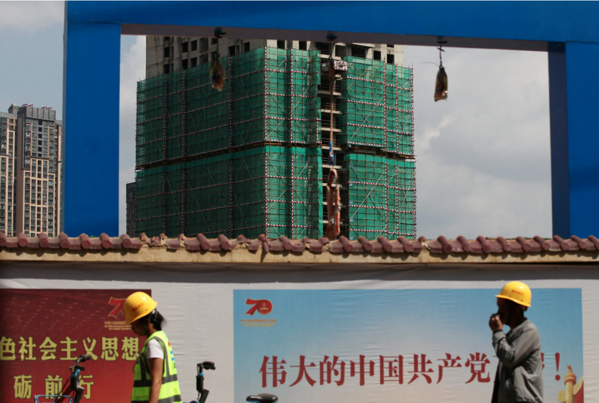 Công nhân đi ngang qua công trường xây dựng các tòa nhà dân cư của nhà phát triển bất động sản Country Garden ở Côn Minh, tỉnh Vân Nam, vào ngày 17 tháng 9 năm 2019. Ảnh: Reuters