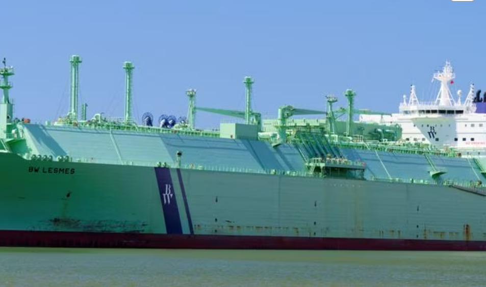 Hai tàu chở nhiên liệu va chạm ở kênh đào Suez