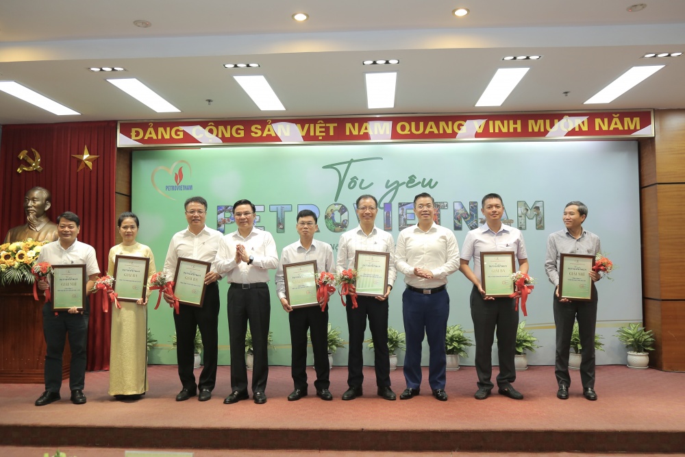 Lãnh đạo Đảng ủy Khối Doanh nghiệp Trung ương, Petrovietnam trao giải tập thể cho các đơn vị đạt giải Lãnh đạo Đảng ủy Khối Doanh nghiệp Trung ương, Petrovietnam trao giải tập thể cho các đơn vị đạt giải