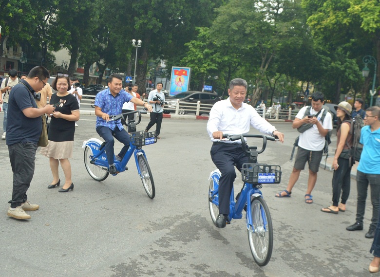 Hà Nội chính thức ra mắt dịch vụ xe đạp công cộng