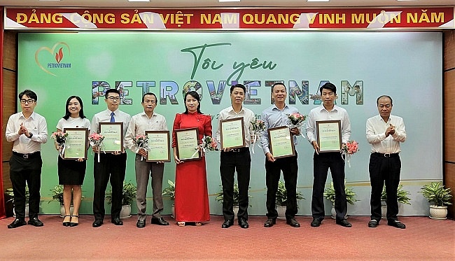 Ông Phạm Văn Điềm - Phó Ban Nhân sự Đào tạo, đại diện người lao động PV Drilling (hàng trên - giữa) nhận giải Đặc biệt – hạng mục tập thể tại Lễ trao giải “Tôi yêu Petrovietnam”.