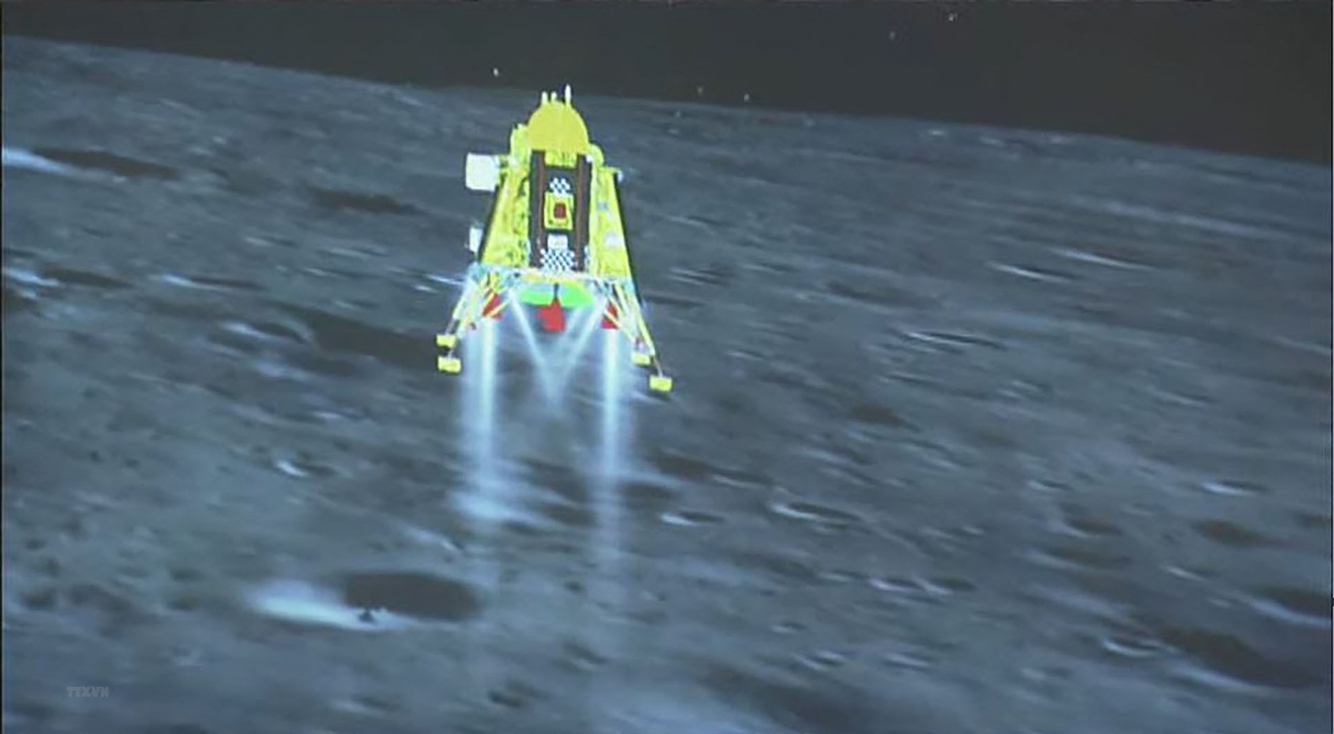 Hình ảnh được phát trực tiếp gần một tháp đồng hồ ở Srinagar (Ấn Độ) cho thấy tàu Chandrayaan-3 hạ cánh thành công xuống cực Nam của Mặt Trăng, ngày 23/8/2023. (Nguồn: TTXVN)