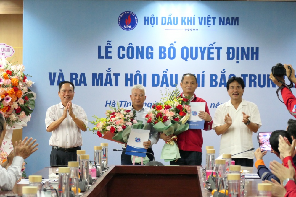 Lãnh đạo Hội DKVN trao quyết định thành lập Hội Dầu khí Bắc Trung Bộ