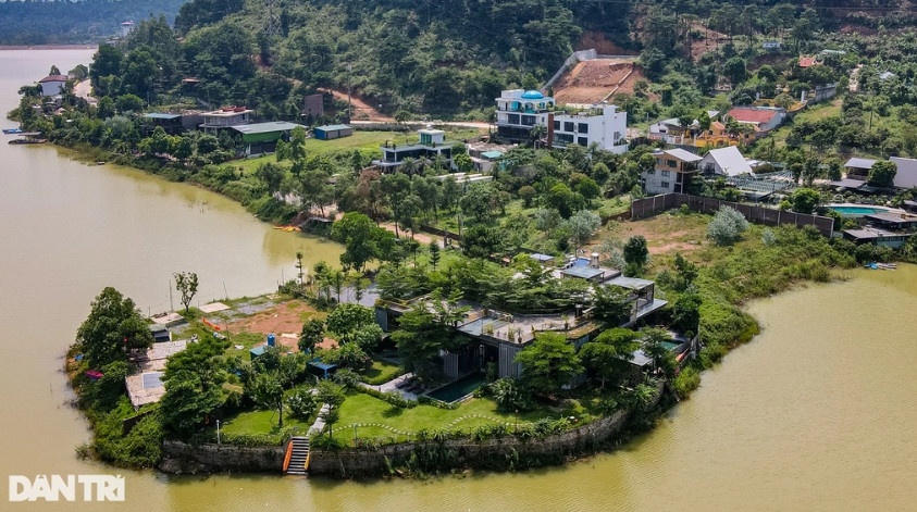 Một số công trình vi phạm lấn chiếm hồ Đồng Đò, xã Minh Trí, huyện Sóc Sơn (Ảnh: Thành Đông).