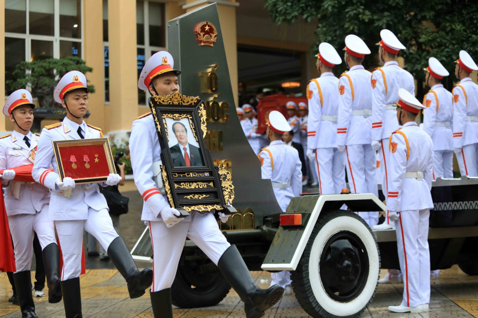 Tổ chức trọng thể Lễ truy điệu và tiễn đưa đồng chí Lê Văn Thành về nơi an nghỉ cuối cùng - Ảnh 14.